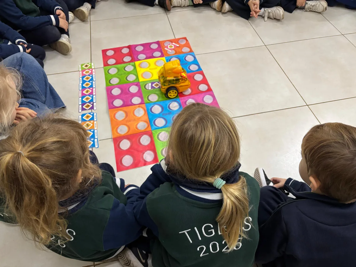 Alumnos en una actividad de robótica y programación