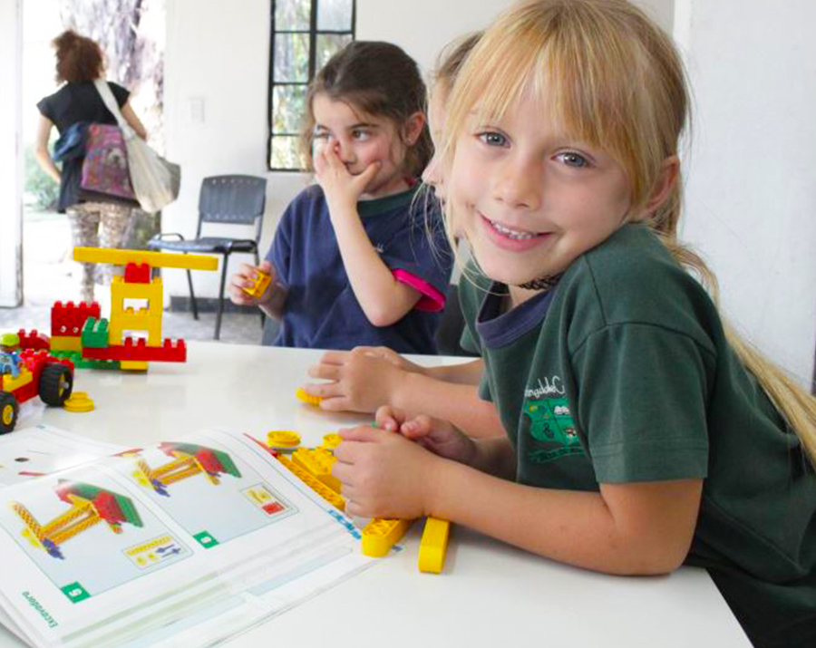 Alumnas de Nivel Primario con LEGO Education
